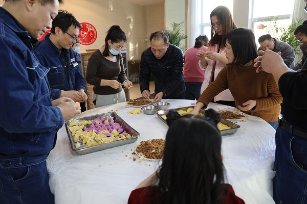大年三十包饺子.JPG
