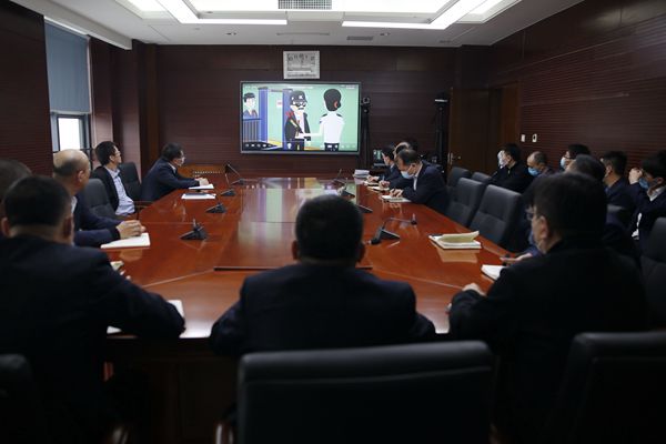 4.观看反恐怖宣传教育片_副本.jpg