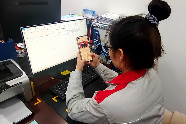党员利用学习强国APP学习党的二十大精神（一）.jpg