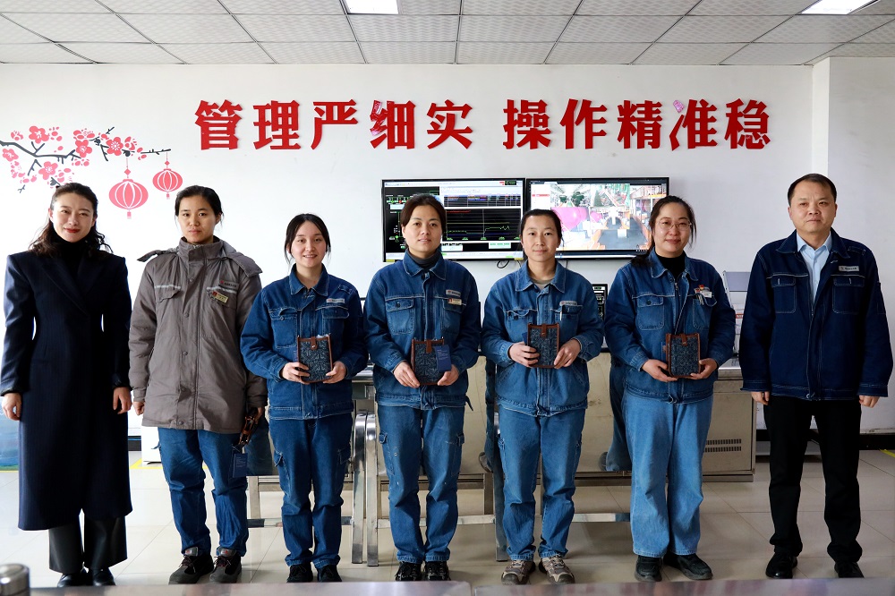 发放礼品.JPG