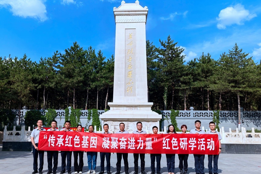 所属榆林配售电公司瞻仰榆林烈士陵园.jpg