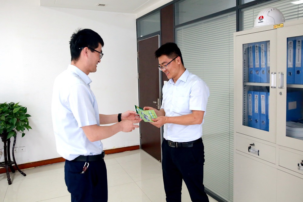 发放宣传手册.JPG