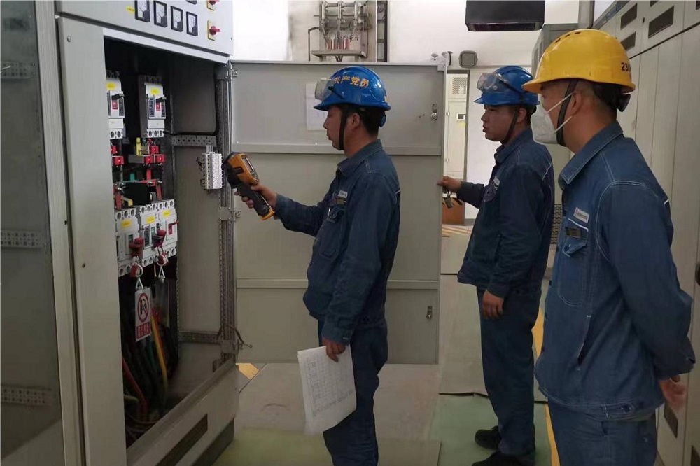 电石厂电气检修人员正在用红外热成像仪对配电柜测温记录.jpg