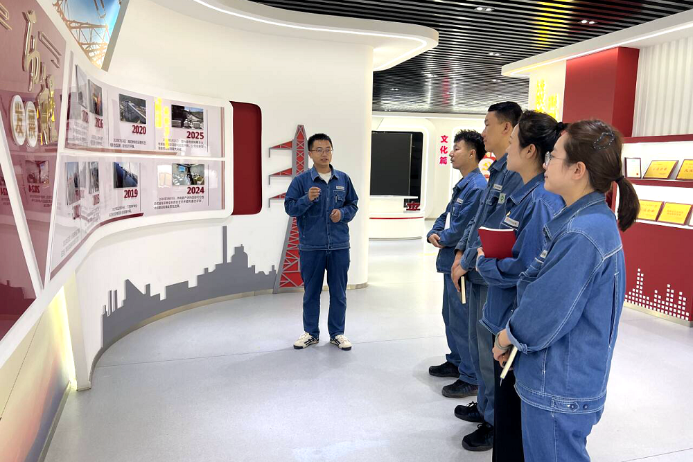 参观企业文化展厅.png